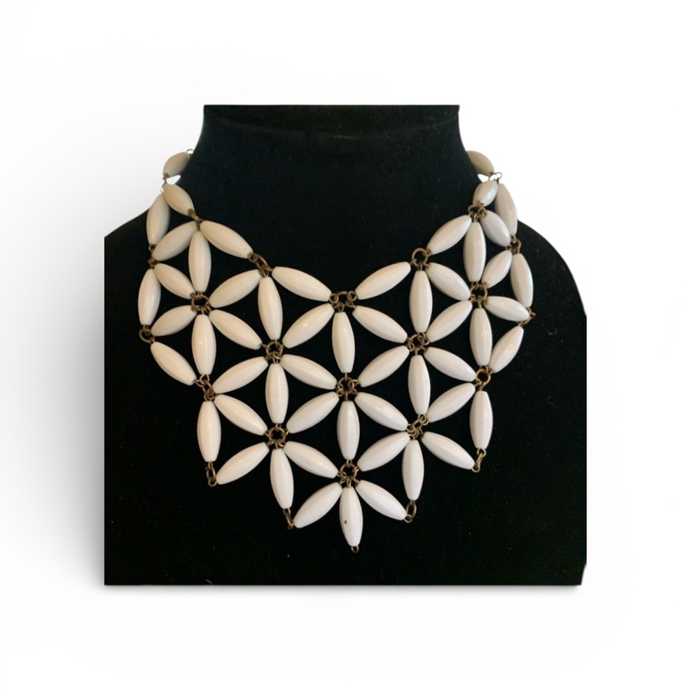 White acrylic daisy bead necklace